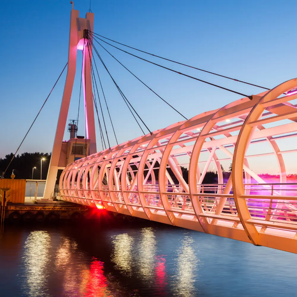 Kładka obrotowa w porcie morskim w Ustce z bliska