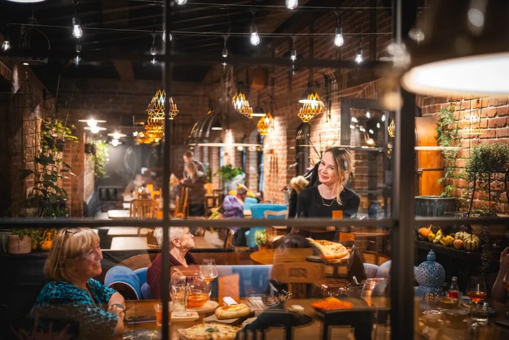 Goście siedzący w środku gruzińskiej restauracji Bar Meduza 